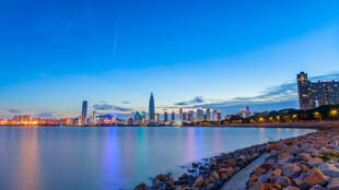 城市河畔夜景璀璨风光