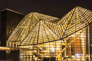 夜晚璀璨的几何造型建筑