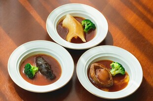 三碗美味炖品摆于桌前