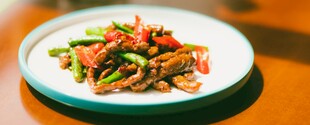美味炒肉丝摆于盘中