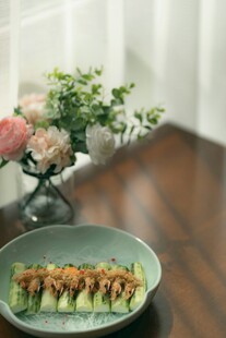 精致摆盘的美味黄瓜料理
