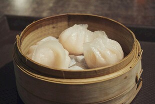 竹笼中的美味水晶虾饺