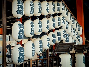 日式灯笼整齐排列展示