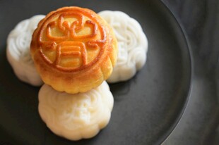 传统中式糕点月饼与馒头