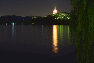 西湖夜景中的璀璨宝塔