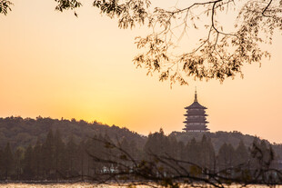 夕阳下的湖畔宝塔美景