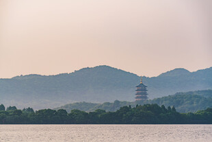 西湖边的宝塔与远山景色