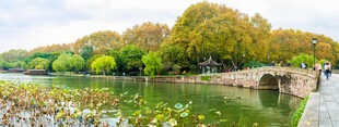 秋日湖畔石桥美景