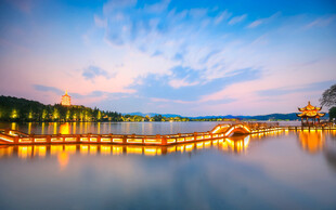 湖畔夜景