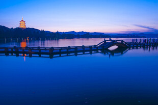 湖畔栈桥夜景 静谧美好