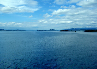 广阔海面与蓝天白云美景