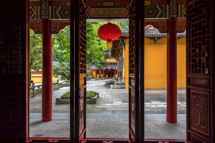 古寺门景窥静谧禅境