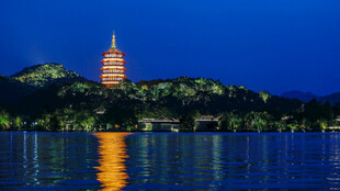 夜幕下的湖畔宝塔美景