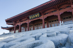 古建前的冰雪景观