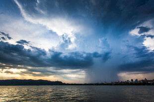 海上壮丽雨幕景观