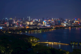 城市璀璨夜景湖畔风光
