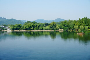 宁静湖畔青山绿树美景