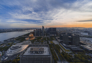 城市天际线日落美景