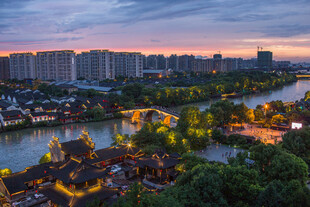 城市河畔黄昏美景