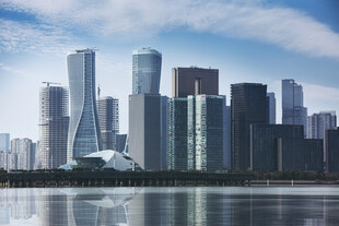 现代都市滨水摩天建筑群