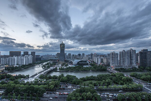 城市天际线与乌云下的景观
