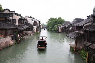 江南水乡河道中的古朴小船