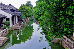 江南水乡静谧小河风景