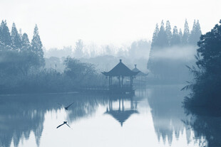雾中湖畔亭景