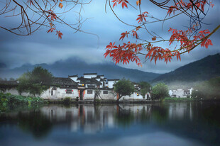 湖畔古村秋景