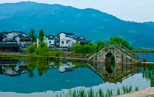 江南水乡石桥倒影美景
