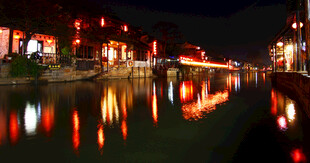 水乡夜景灯火倒映如画