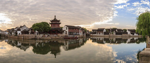 湖畔古建筑倒影美景