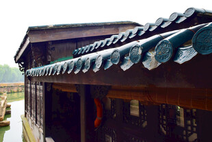 古色古香的中式临水建筑
