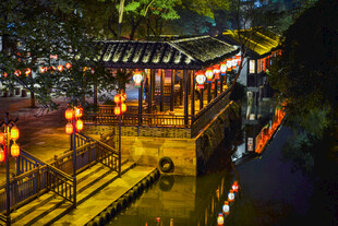 古街夜景灯笼璀璨迷人