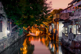 江南水乡夜色中的静谧河道