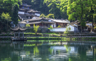 湖畔古村 青山绿水环绕
