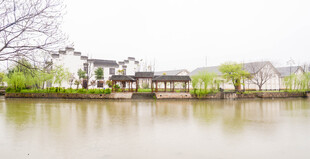 湖畔中式建筑风景如画