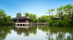 湖畔中式建筑风景如画