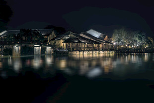 水乡夜景倒影如画