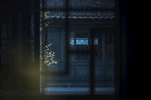 古宅夜影 微光中的神秘韵味