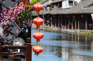 水乡红灯笼装点的古朴景致