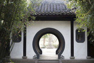 中式园林月洞门景观