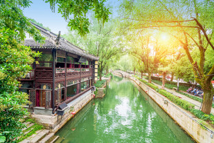 古巷河畔的中式建筑风光