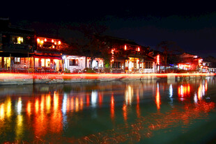 水乡夜景灯火倒映水面