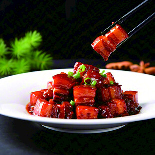 筷子夹起美味红烧肉