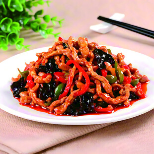 美味鱼香肉丝摆盘中