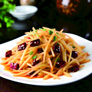 酸辣土豆丝摆于白盘之上