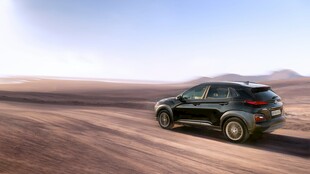 沙漠中行驶的黑色SUV