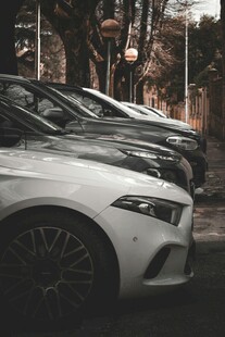 一排停放整齐的汽车