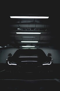 黑暗车库中的炫酷汽车